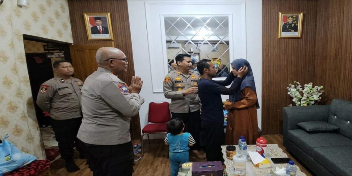 Polsek Cisauk Evakuasi Pria dari Atas Tower, Persoalan Rumah Tangga Jadi Pemicu