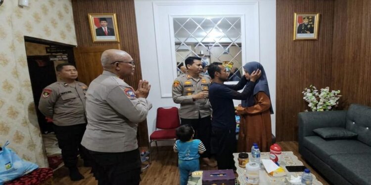 Polsek Cisauk Evakuasi Pria dari Atas Tower, Persoalan Rumah Tangga Jadi Pemicu