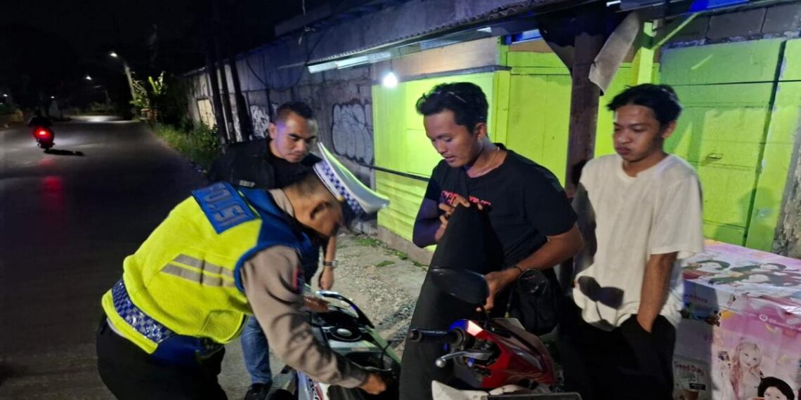 Razia Stasioner Polsek Curug kembali berlangsung untuk menjaga keamanan dan ketertiban masyarakat. Kegiatan itu berlangsung di Jalan Raya Cukanggalih, Desa Cukanggalih, Kecamatan Curug, Rabu (22/7/2026).