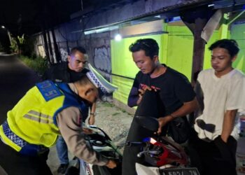Razia Stasioner Polsek Curug kembali berlangsung untuk menjaga keamanan dan ketertiban masyarakat. Kegiatan itu berlangsung di Jalan Raya Cukanggalih, Desa Cukanggalih, Kecamatan Curug, Rabu (22/7/2026).