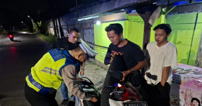 Razia Stasioner Polsek Curug kembali berlangsung untuk menjaga keamanan dan ketertiban masyarakat. Kegiatan itu berlangsung di Jalan Raya Cukanggalih, Desa Cukanggalih, Kecamatan Curug, Rabu (22/7/2026).