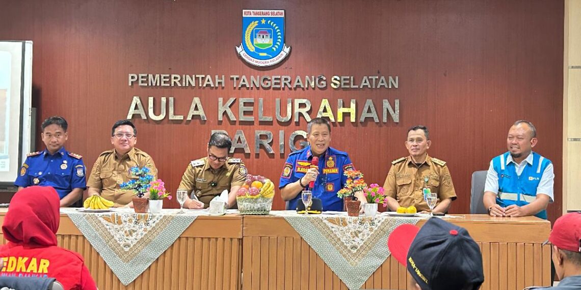 Pembinaan REDKAR Tangsel kembali menjadi fokus Pemerintah Kota Tangerang Selatan. Program itu berlangsung di Kantor Kelurahan Parigi. Kegiatan sekaligus mencakup penyerahan pompa alkon, tabung APAR, sepatu, dan stik ular kepada relawan, pada Selasa (14/7/2026).