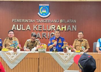 Pembinaan REDKAR Tangsel kembali menjadi fokus Pemerintah Kota Tangerang Selatan. Program itu berlangsung di Kantor Kelurahan Parigi. Kegiatan sekaligus mencakup penyerahan pompa alkon, tabung APAR, sepatu, dan stik ular kepada relawan, pada Selasa (14/7/2026).