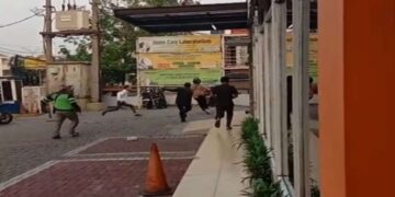 Tiga orang diduga terlibat aksi ganjal ATM diamankan warga dan petugas di depan RS Buah Hati Pamulang, Kota Tangerang Selatan, Kamis (30/7/2026).