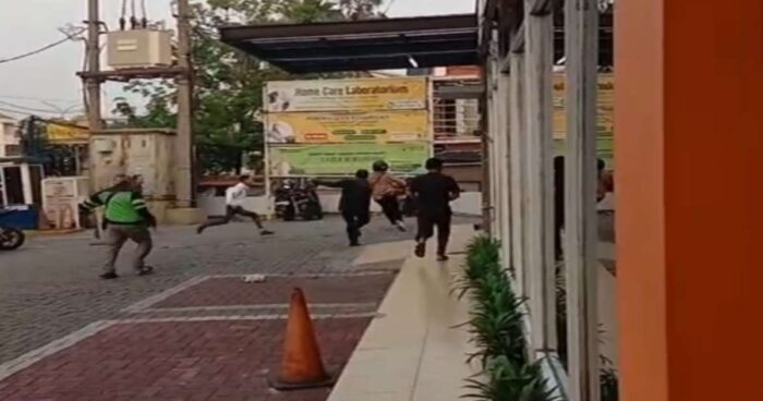 Tiga orang diduga terlibat aksi ganjal ATM diamankan warga dan petugas di depan RS Buah Hati Pamulang, Kota Tangerang Selatan, Kamis (30/7/2026).