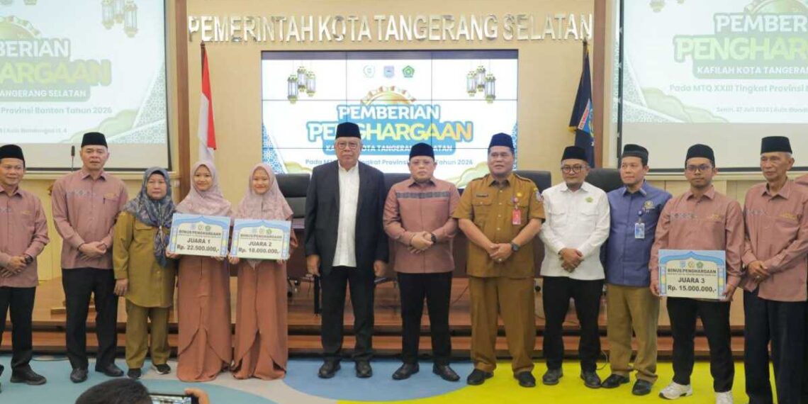 Wali Kota Tangerang Selatan Serahkan Penghargaan Kafilah MTQ Tangsel Berprestasi