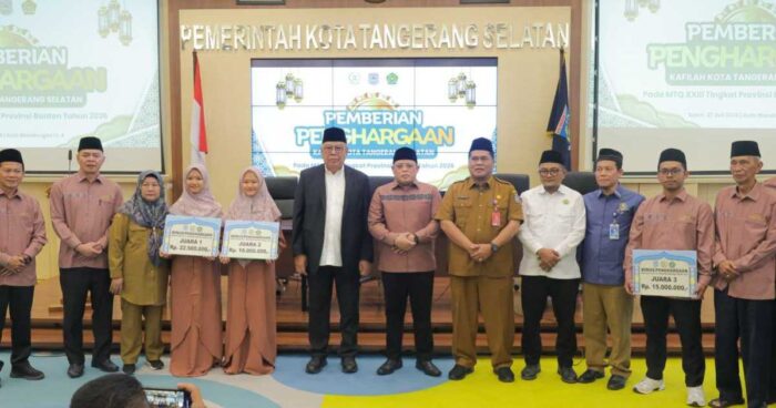 Wali Kota Tangerang Selatan Serahkan Penghargaan Kafilah MTQ Tangsel Berprestasi