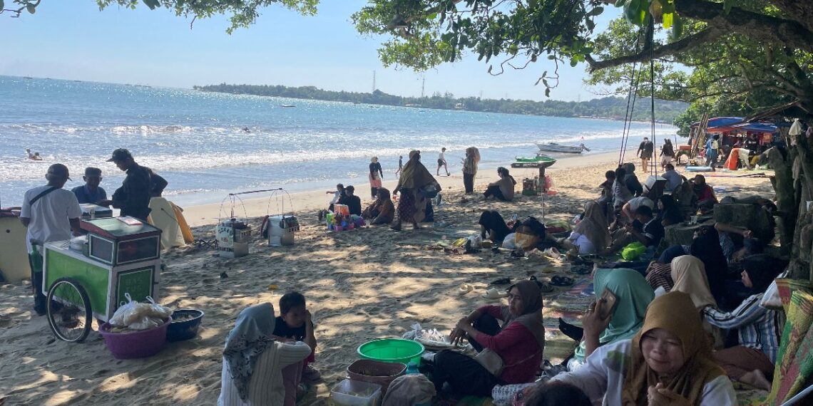 Wisata Pantai Anyer dan Carita Tetap Ramai Meski Gunung Anak Krakatau Siaga