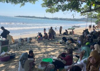 Wisata Pantai Anyer dan Carita Tetap Ramai Meski Gunung Anak Krakatau Siaga