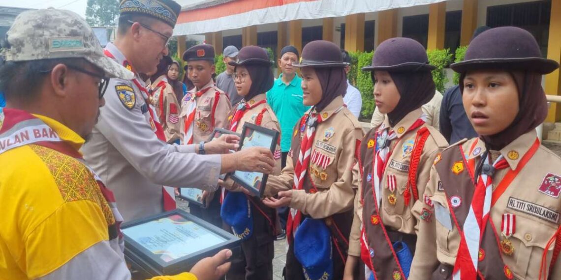 Sebanyak 31 Pramuka MTs Soebono Mantofani menerima penghargaan Kapolsek Ciputat Timur.