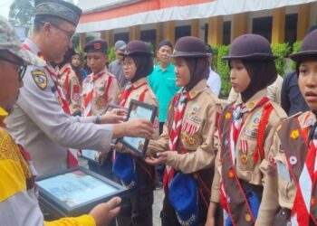 Sebanyak 31 Pramuka MTs Soebono Mantofani menerima penghargaan Kapolsek Ciputat Timur.