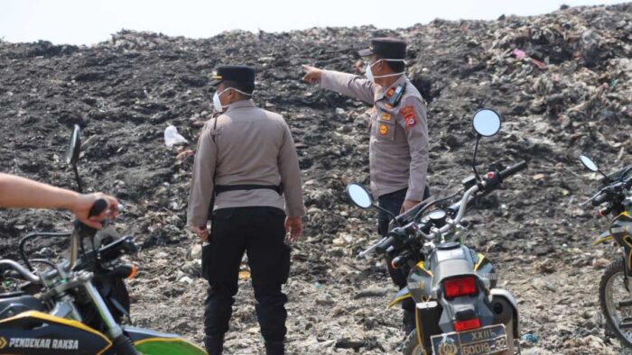 Antisipasi Kebakaran, Patroli TPA Jatiwaringin Libatkan Polisi, TNI, dan Damkar