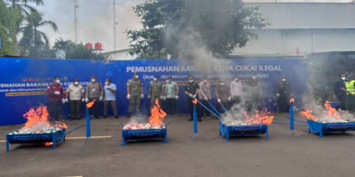 Bea Cukai Banten musnahkan rokok ilegal dan minuman beralkohol senilai Rp62,2 miliar. Bea Cukai Banten melaksanakan pemusnahan pada Jumat, 21 Agustus 2026, setelah mengamankan barang tersebut melalui penindakan.