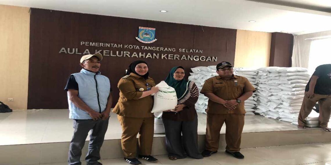Camat Setu, bantuan beras Bulog, penyaluran bantuan pangan, Kelurahan Keranggan, Kecamatan Setu, Tangerang Selatan, Tangsel, bantuan pangan, Bulog, Bunga Pranatalia Putri, Reinandi, bantuan sosial, warga Keranggan