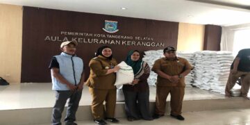 Camat Setu, bantuan beras Bulog, penyaluran bantuan pangan, Kelurahan Keranggan, Kecamatan Setu, Tangerang Selatan, Tangsel, bantuan pangan, Bulog, Bunga Pranatalia Putri, Reinandi, bantuan sosial, warga Keranggan