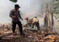 Petugas pemadam kebakaran (Damkar) bersama personel Polsek Ciputat Timur, Polres Tangerang Selatan, menangani kebakaran lahan milik PT Sandratex di Jalan H. Usman RT 02/04, Kelurahan Rempoa, Kecamatan Ciputat Timur, Kota Tangerang Selatan, Jumat (28/8/2026).