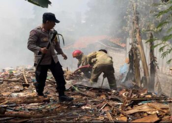 Petugas pemadam kebakaran (Damkar) bersama personel Polsek Ciputat Timur, Polres Tangerang Selatan, menangani kebakaran lahan milik PT Sandratex di Jalan H. Usman RT 02/04, Kelurahan Rempoa, Kecamatan Ciputat Timur, Kota Tangerang Selatan, Jumat (28/8/2026).