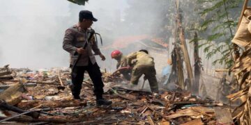 Petugas pemadam kebakaran (Damkar) bersama personel Polsek Ciputat Timur, Polres Tangerang Selatan, menangani kebakaran lahan milik PT Sandratex di Jalan H. Usman RT 02/04, Kelurahan Rempoa, Kecamatan Ciputat Timur, Kota Tangerang Selatan, Jumat (28/8/2026).