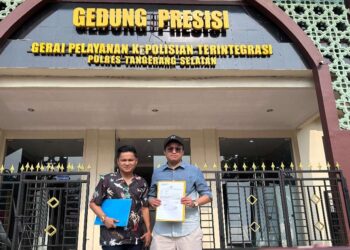 Calon jemaah umrah melaporkan PT Solusi Baitullah Indonesia ke Polres Tangerang Selatan.