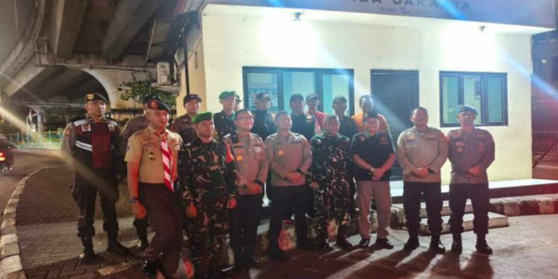 Kapolres Tangerang Selatan AKBP Boy Jumalolo mengecek Pos Jaga Jakarta Fly Over Ciputat, Rabu (26/8/2026) malam
