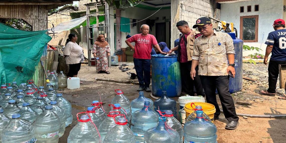 Krisis air bersih Keranggan Tangsel semakin terasa setelah kemarau berlangsung sekitar dua bulan. Akibatnya, ratusan warga mengandalkan pasokan air bersih dari BPBD Kota Tangerang Selatan.