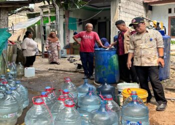 Krisis air bersih Keranggan Tangsel semakin terasa setelah kemarau berlangsung sekitar dua bulan. Akibatnya, ratusan warga mengandalkan pasokan air bersih dari BPBD Kota Tangerang Selatan.