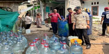 Krisis air bersih Keranggan Tangsel semakin terasa setelah kemarau berlangsung sekitar dua bulan. Akibatnya, ratusan warga mengandalkan pasokan air bersih dari BPBD Kota Tangerang Selatan.