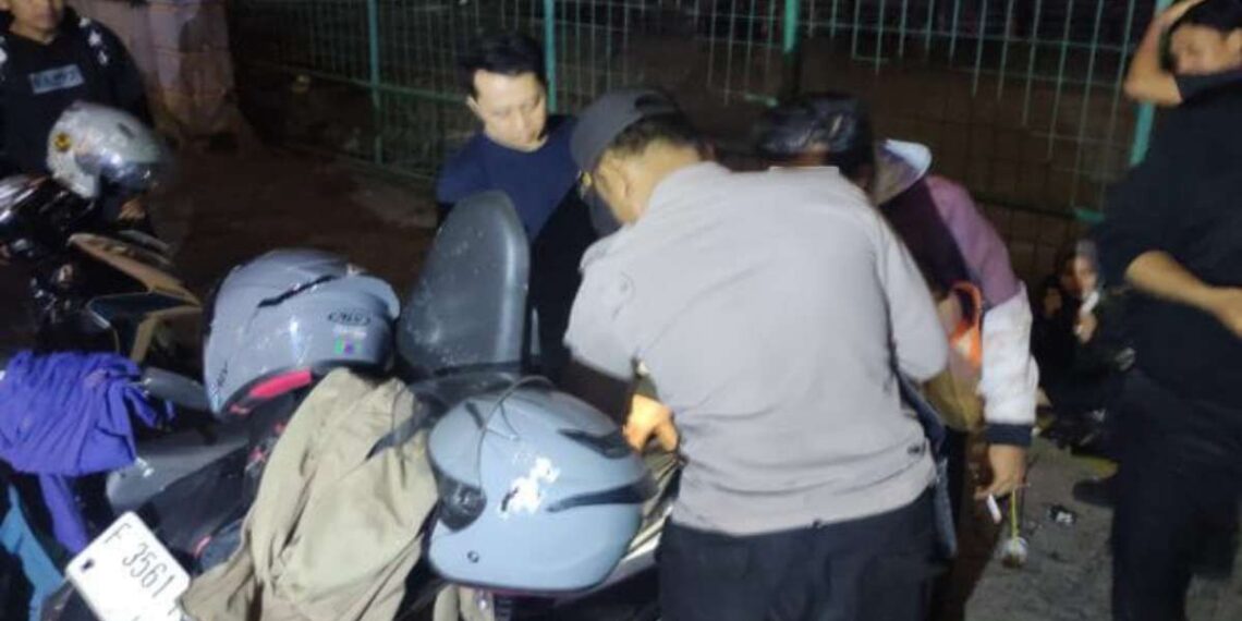 Patroli razia stasioner Polsek Pondok Aren menyasar sejumlah titik rawan kejahatan di Tangerang Selatan, Minggu (9/8/2026) dini hari.