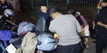 Patroli razia stasioner Polsek Pondok Aren menyasar sejumlah titik rawan kejahatan di Tangerang Selatan, Minggu (9/8/2026) dini hari.