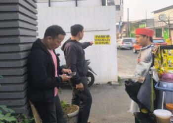 Kepolisian mengimbau masyarakat di Kecamatan Ciputat dan Ciputat Timur, Tangerang Selatan, tetap tenang menyikapi informasi tentang seorang pria yang membawa pistol mainan dan membuat warga khawatir.