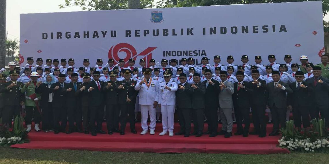 Wali Kota Tangerang Selatan (Tangsel) Benyamin Davnie mengajak seluruh masyarakat memperkuat semangat persatuan dan melanjutkan perjuangan para pahlawan dalam mengisi kemerdekaan Indonesia.