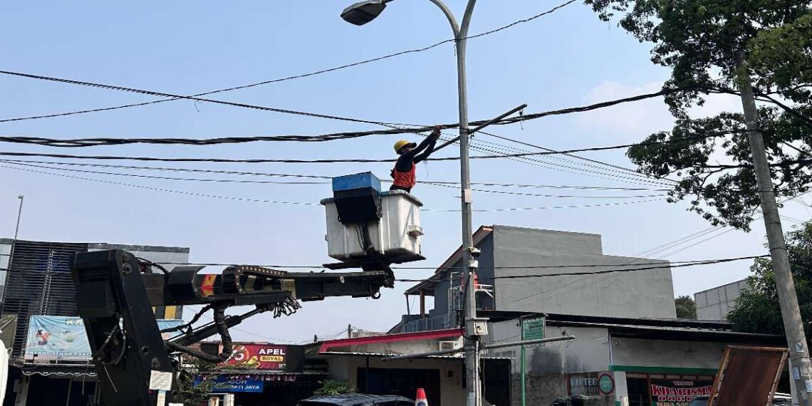 Wakil Wali Kota Tangerang Selatan (Tangsel) Pilar Saga Ichsan meminta tindakan tegas terhadap penyedia layanan internet yang memasang kabel fiber optik tanpa mengikuti aturan.