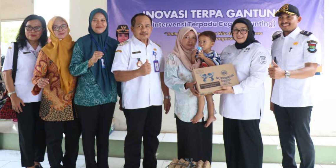 Wabup Tangerang Guyur Ratusan Kilo Telur Ayam Kepada Warga Desa Klutuk Mekar Baru