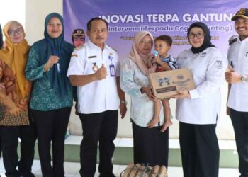 Wabup Tangerang Guyur Ratusan Kilo Telur Ayam Kepada Warga Desa Klutuk Mekar Baru