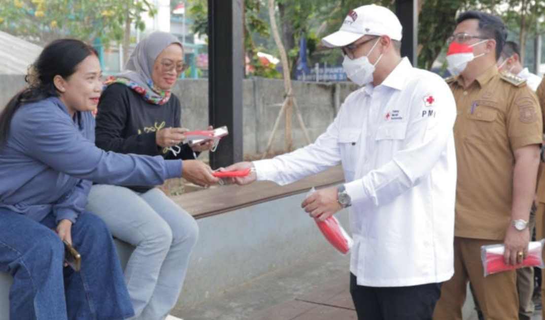 Pemkot Tangsel Semprot Jalan dan Bagikan Masker Hingga Cek Kesehatan Gratis, Lindungi Warga dari Sebaran Abu Vulkanik