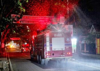 Pemkot Tangsel Semprot Jalan dan Bagikan Masker Hingga Cek Kesehatan Gratis, Lindungi Warga dari Sebaran Abu Vulkanik
