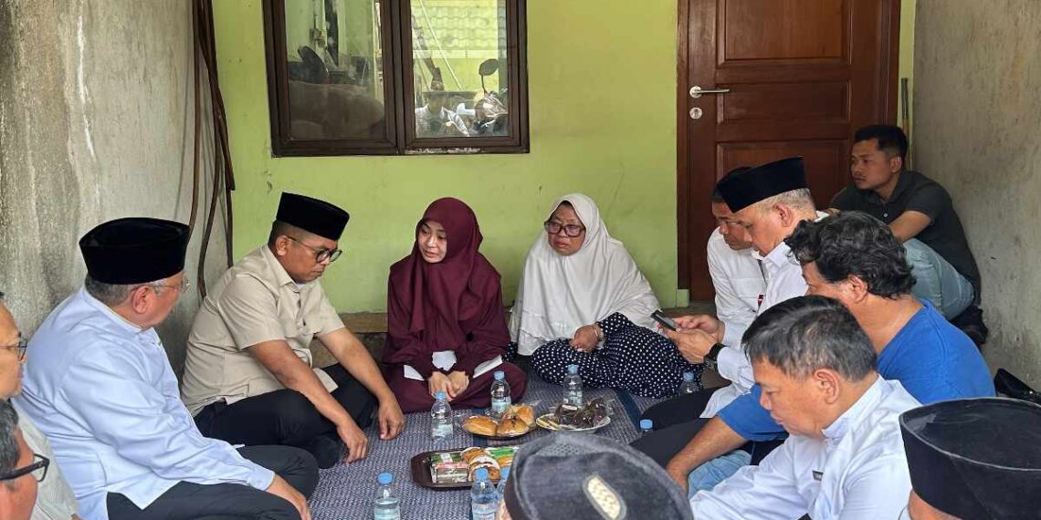 Gubernur Banten Andra Soni mengunjungi keluarga Donal Husni di Tangerang Selatan, Jumat (25/9/2026). Kunjungan Andra Soni membahas perkembangan pencarian kru KM Arupadhatu I yang hilang sejak 7 September 2026.