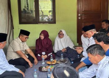 Gubernur Banten Andra Soni mengunjungi keluarga Donal Husni di Tangerang Selatan, Jumat (25/9/2026). Kunjungan Andra Soni membahas perkembangan pencarian kru KM Arupadhatu I yang hilang sejak 7 September 2026.
