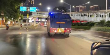 Brimob Polda Metro Jaya mengerahkan personel untuk mengantisipasi sebaran abu vulkanik Gunung Anak Krakatau, Minggu (6/9/2026).