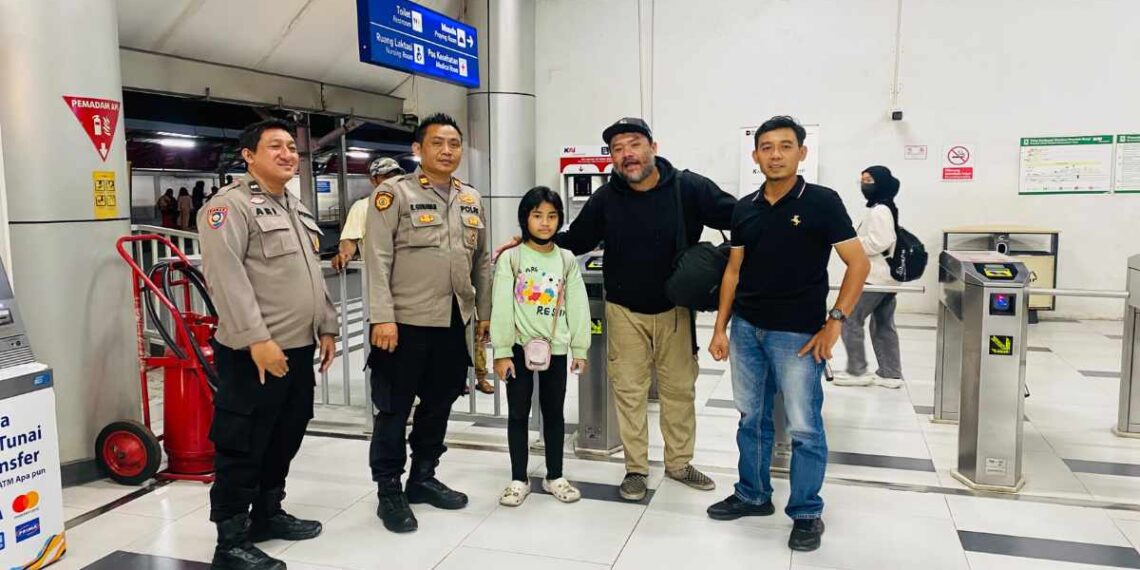Polsek Ciputat Timur menunjukkan kepedulian kepada masyarakat dengan membantu warga yang menjadi korban pencopetan saat mengalami kesulitan.
