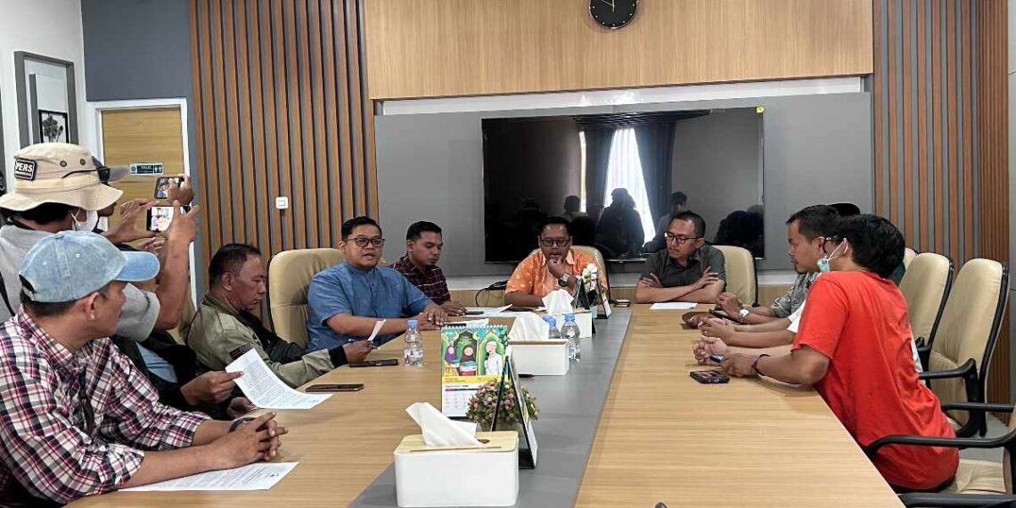 Yayasan Syarif Hidayatullah (YSH) mengungkap legalitas aset TKIP-SDIP Pamulang saat polemik kepemilikan lahan terus bergulir. YSH menunjukkan sejumlah dokumen sebagai bukti legalitas aset TKIP-SDIP Pamulang, termasuk sertifikat tanah dan dokumen bangunan.