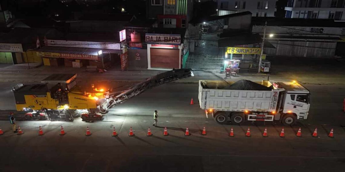 Rekonstruksi Jalan Rawa Buntu Tangsel menemukan dua titik kerusakan beton. Perbaikan mencakup pembongkaran, pengecoran, dan pemulihan aspal.