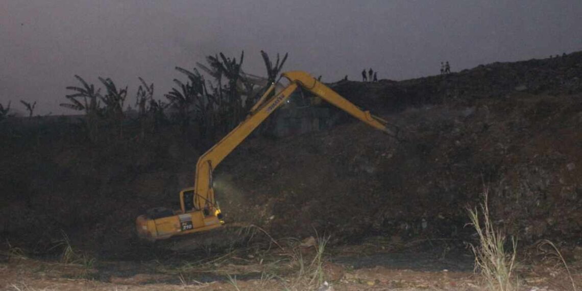 Kebakaran ilalang di sekitar landfill TPA Cipeucang, Tangerang Selatan, berhasil dipadamkan dalam waktu kurang dari satu jam pada Jumat (16/10/2026).