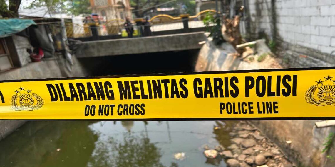 Mayat laki-laki ditemukan mengapung di Sungai Sasak Tangsel. Polisi menemukan kunci motor PCX dan membawa jenazah ke RS Polri untuk autopsi.