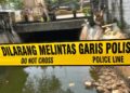 Mayat laki-laki ditemukan mengapung di Sungai Sasak Tangsel. Polisi menemukan kunci motor PCX dan membawa jenazah ke RS Polri untuk autopsi.