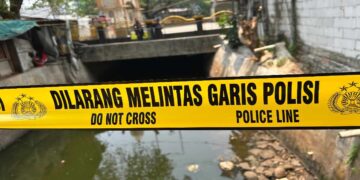 Mayat laki-laki ditemukan mengapung di Sungai Sasak Tangsel. Polisi menemukan kunci motor PCX dan membawa jenazah ke RS Polri untuk autopsi.