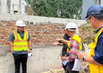 Pilar Saga Ichsan menyoroti sampah di kali Tangsel dan meminta lurah serta camat menggerakkan warga menjaga kebersihan aliran air.