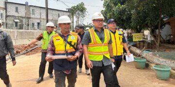 Pembangunan turap Tangsel di Taman Manggu Indah mencapai 90 persen. Pilar Saga menargetkan proyek rampung November 2026.