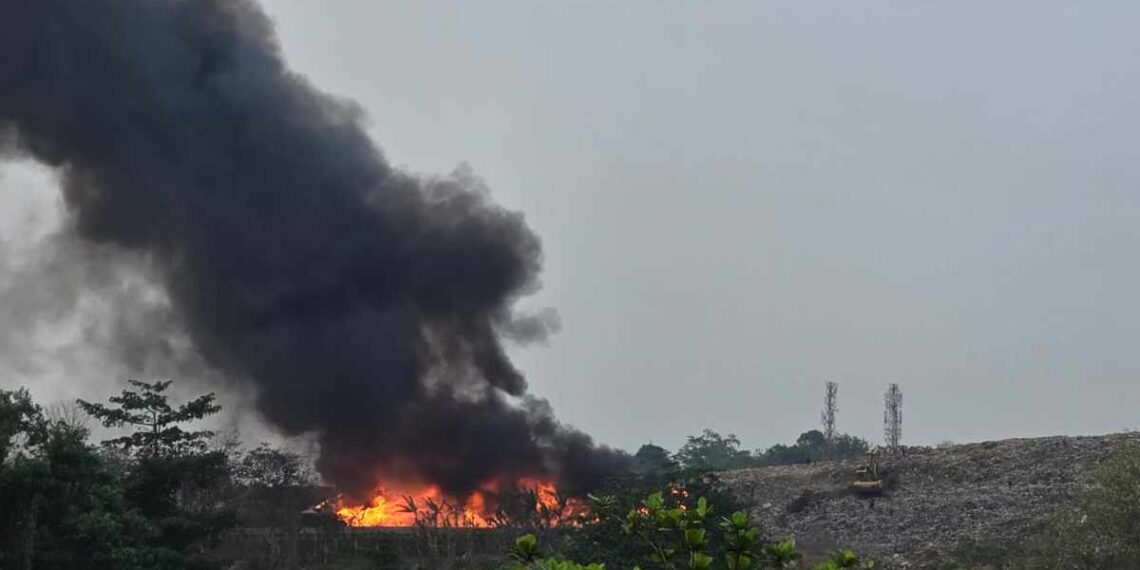 Api Disertai Asap Tebal Muncul di TPA Cipeucang Tangsel